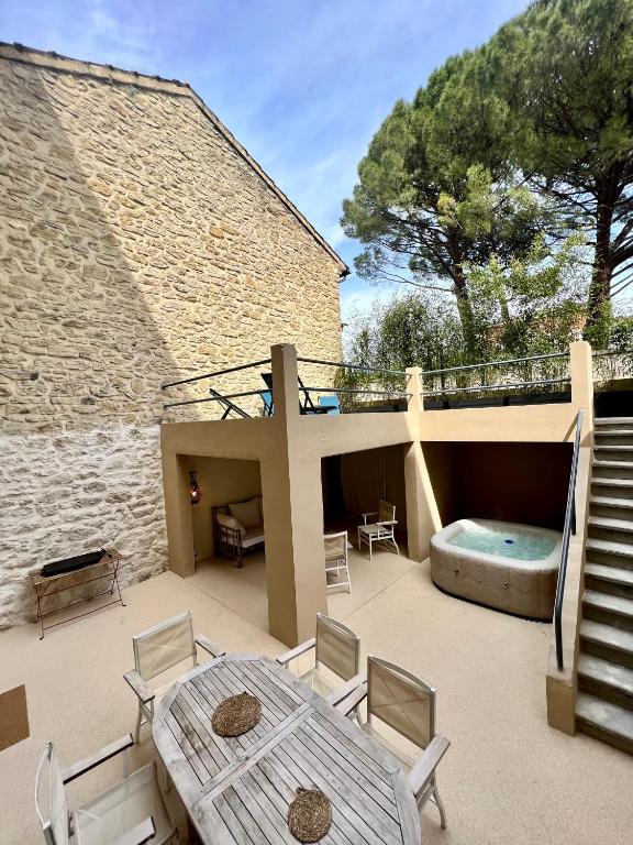 a patio with a table and a bath tub at La Maison de Lola in Carpentras