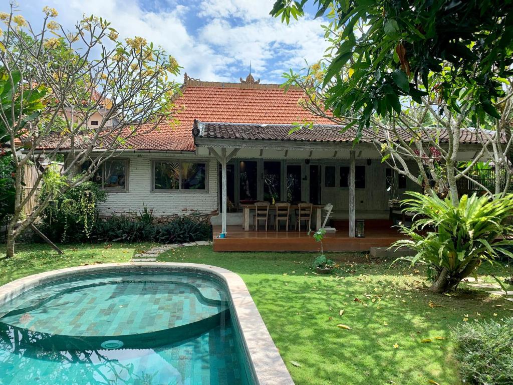 une maison avec une piscine dans la cour dans l'établissement Quiet 3 BR-3 bathroom villa in heart of Canggu, à Canggu