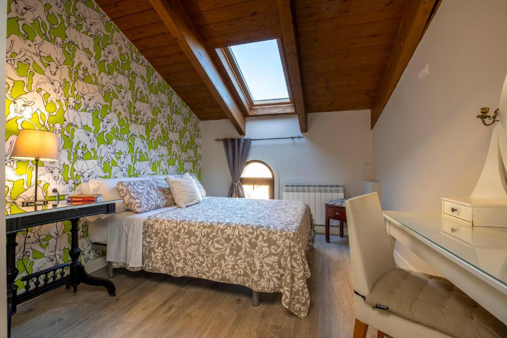 Postel nebo postele na pokoji v ubytování Apartamentos Vino Tinto y Restaurante Tomate Rosa
