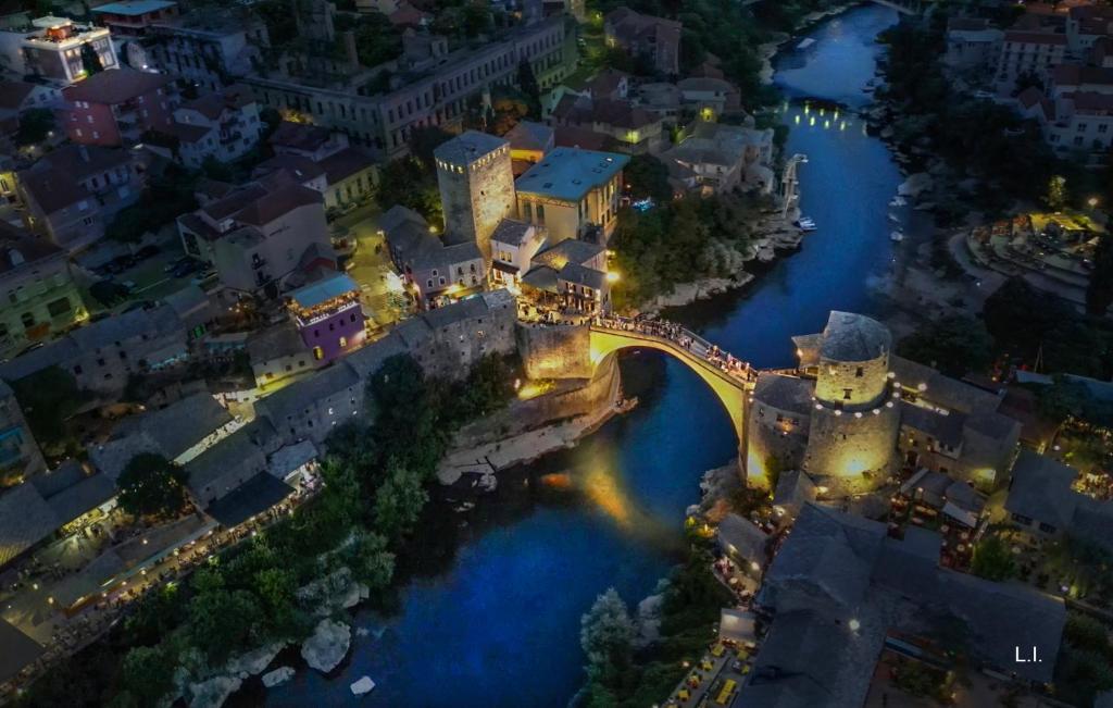 Nespecifikovaný výhled na destinaci Mostar nebo výhled na město při pohledu z penzionu