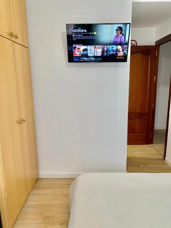 Televízia a/alebo spoločenská miestnosť v ubytovaní Habitación González