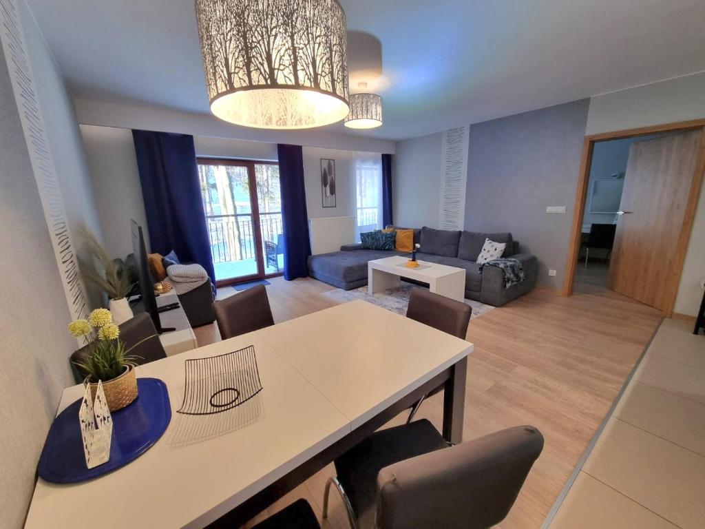 Posedenie v ubytovaní Apartament z pięknym widokiem na las