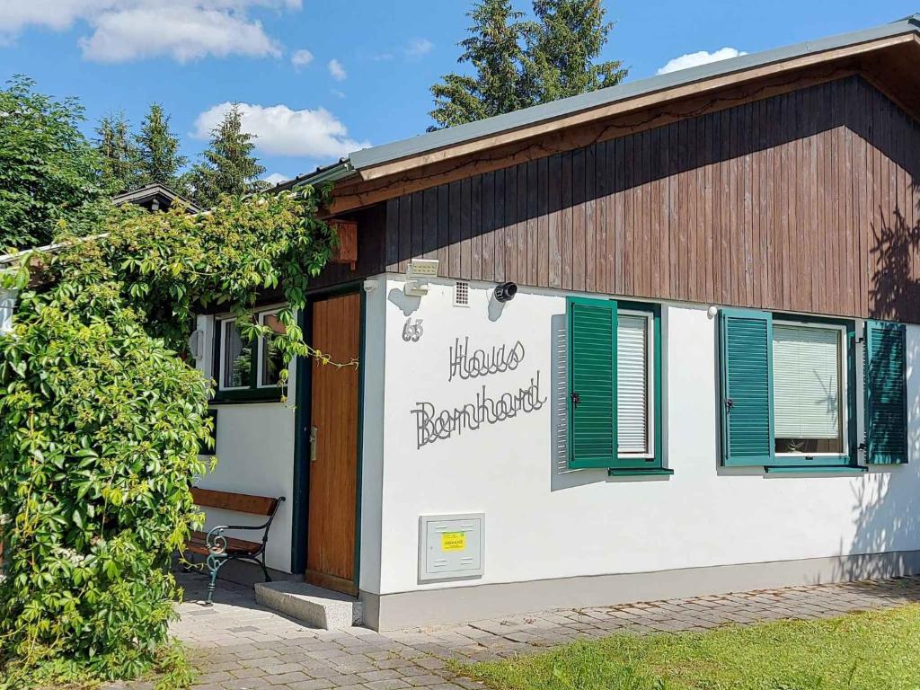 巴德米滕多夫的住宿－Holiday home in Bad Mitterndorf - Steiermark 41114，一座建筑,上面有看书的挂牌