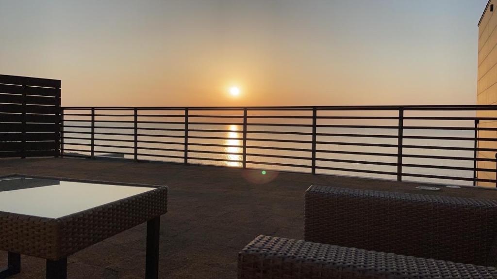 - Balcón con mesa y valla en tramonto.blu, en Tusi