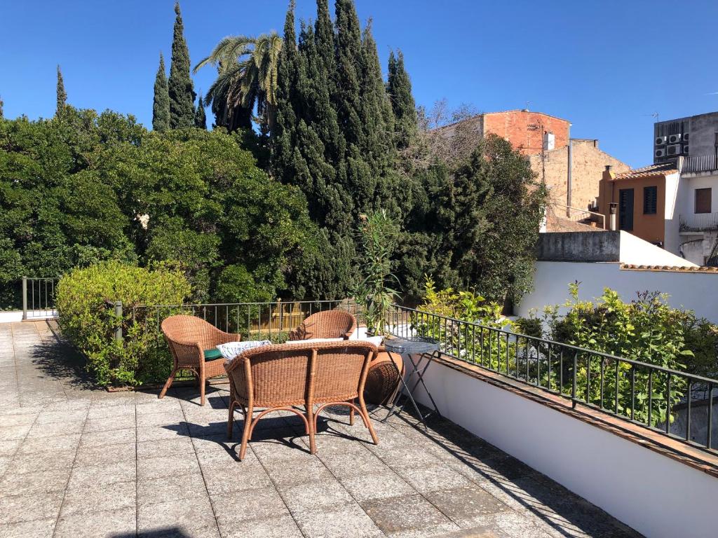 a patio with a table and chairs on a balcony at HomefromHomees B&B in Sant Feliu de Guixols