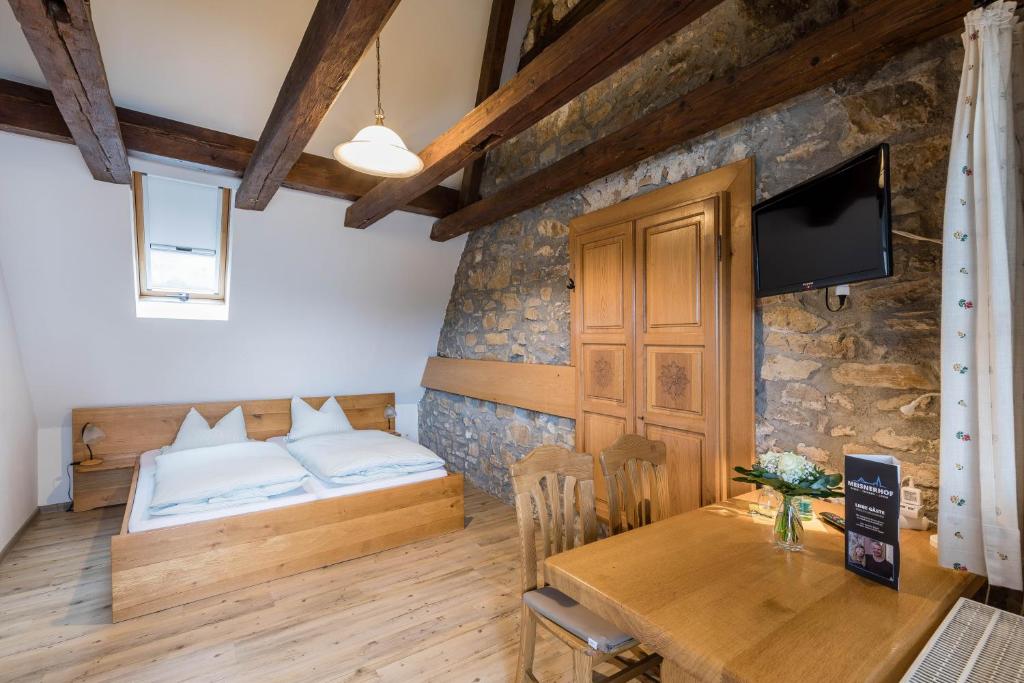 Postel nebo postele na pokoji v ubytování Hotel Meisnerhof
