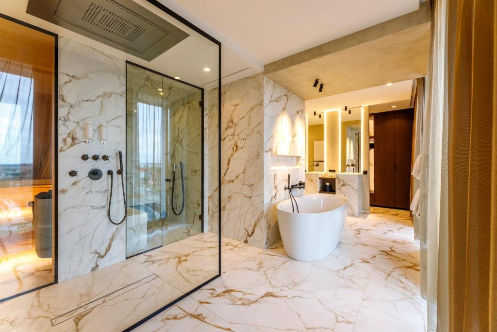 Ein Badezimmer in der Unterkunft The CORNR Hotel