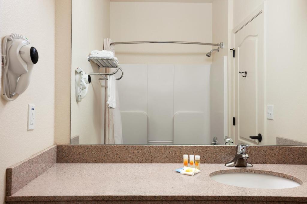 Days Inn & Suites by Wyndham Columbus NE - Queen Room With Kitchen - Non-Smoking