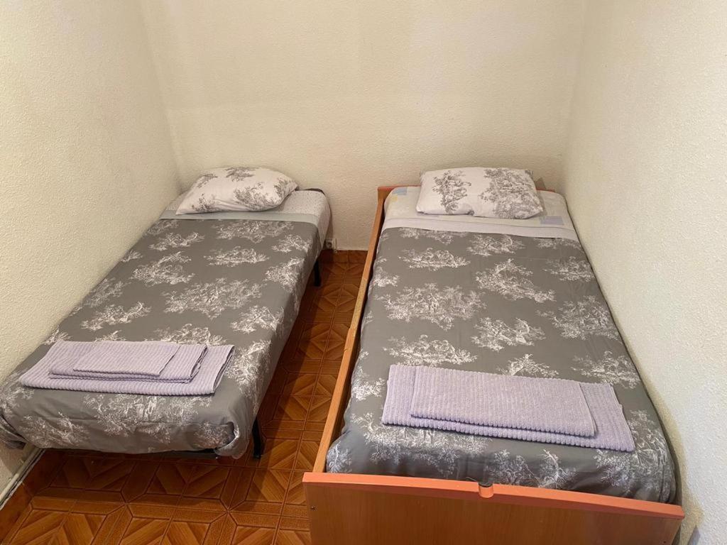 two twin beds in a small room withthritisthritisthritisthritisthritisthritisthritisthritis at Pamplona ciudad maravilla in Pamplona