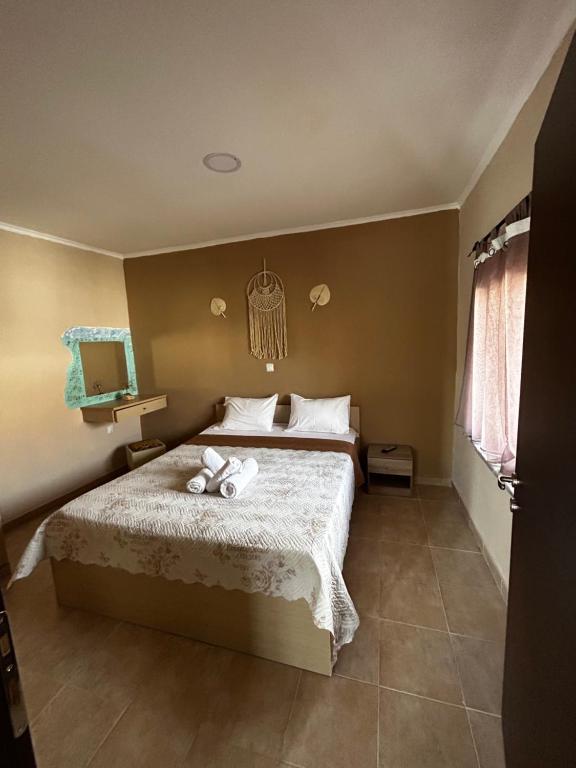 1 dormitorio con 1 cama con toallas en Maison de roche, en Sozopoli