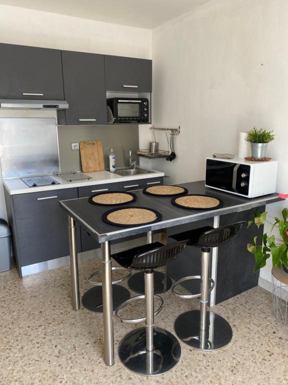 una cocina con una mesa con galletas. en Les Lilas, en Hyères