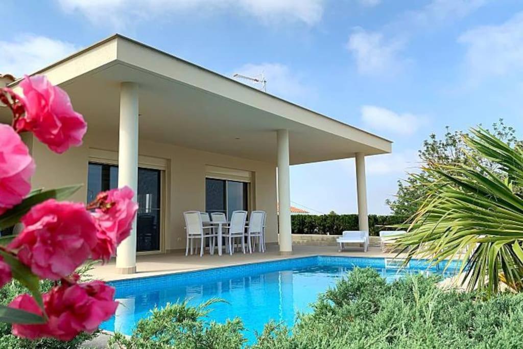 Private villa with garden and swimming pool (España Tarragona