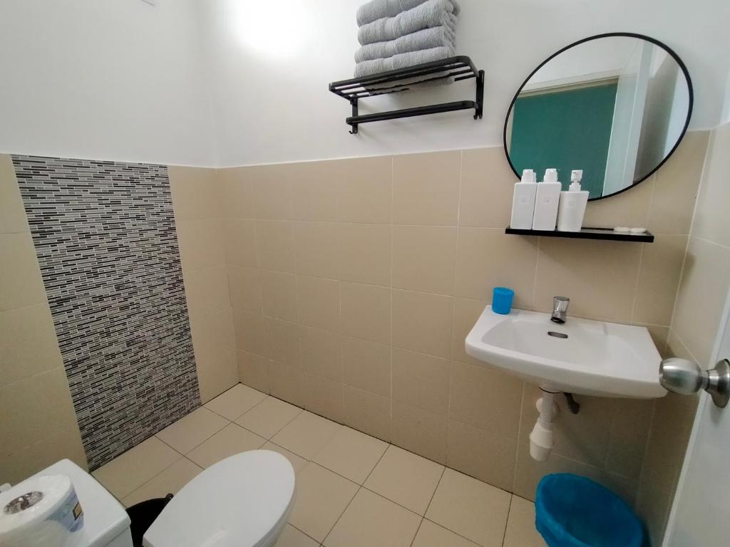 Koupelna v ubytování Homestay 88A Melaka for 9 pax with Private Pool, Smart TV, Netflix and Wifi