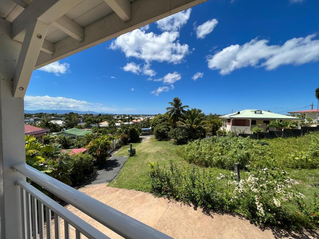 una vista desde el balcón de una casa en Caraibe Créol' Keys, en Port-Louis