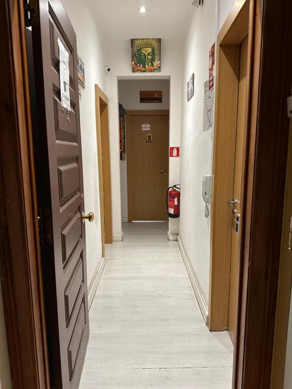 un pasillo con un pasillo que conduce a una habitación con un pasillo en Charming episode en Lisboa