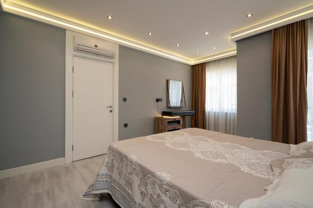 een slaapkamer met een wit bed en een raam bij Holiday in Antalya