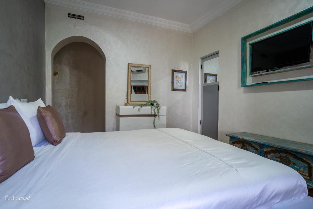 Postel nebo postele na pokoji v ubytování Hôtel ZIRYAB
