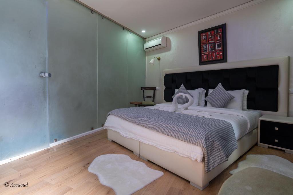Postel nebo postele na pokoji v ubytování Hôtel ZIRYAB