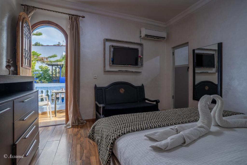 Postel nebo postele na pokoji v ubytování Hôtel ZIRYAB