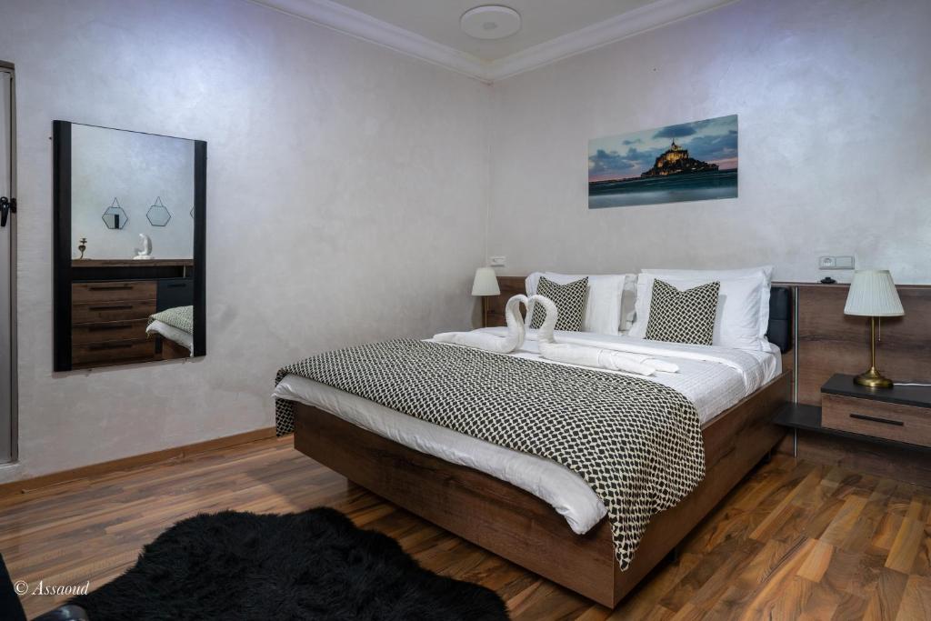 Postel nebo postele na pokoji v ubytování Hôtel ZIRYAB
