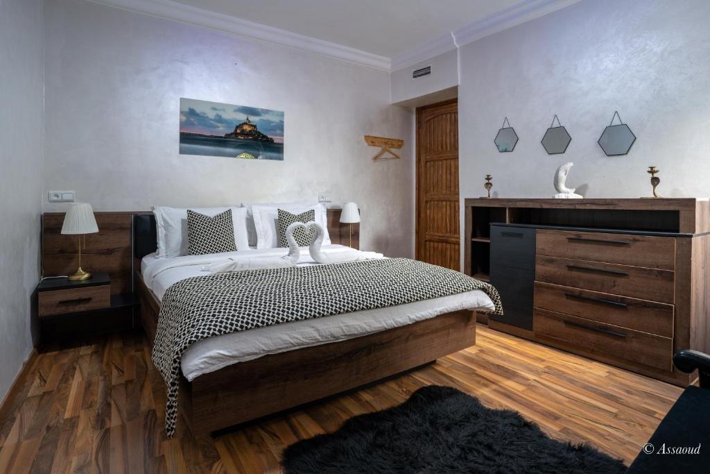Postel nebo postele na pokoji v ubytování Hôtel ZIRYAB