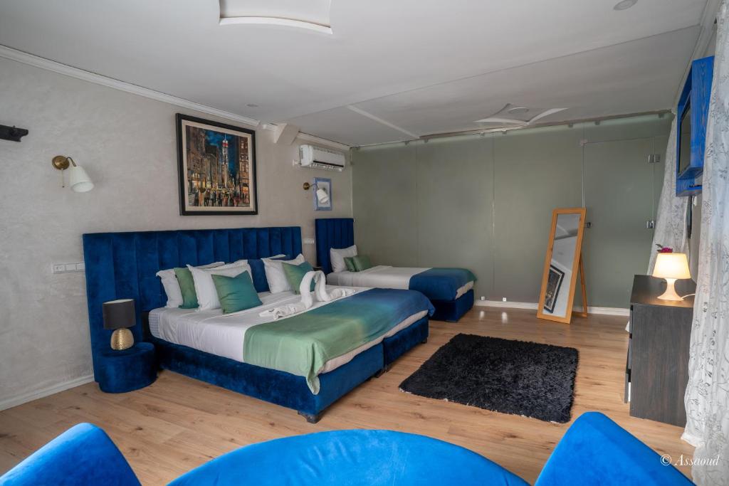 Postel nebo postele na pokoji v ubytování Hôtel ZIRYAB