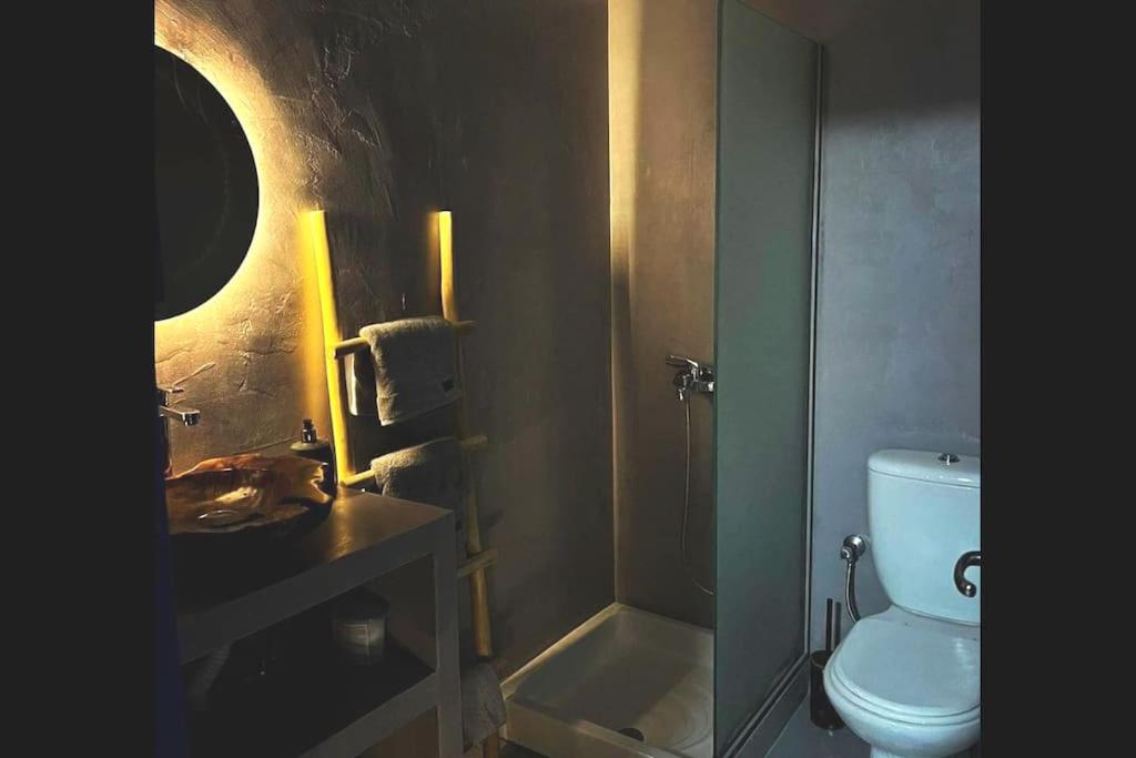 y baño con aseo y ducha acristalada. en Memory luxury studio The sibling apartments, en Mytilinioí