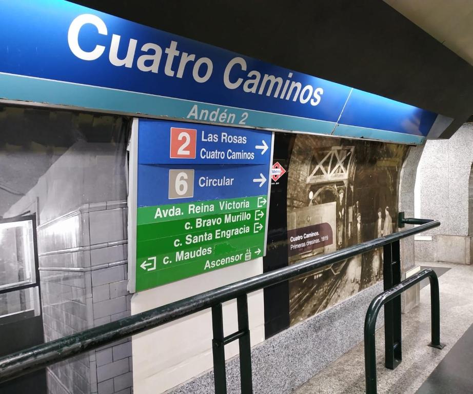 Zdjęcie z galerii obiektu Luminoso cerca 4 Caminos- Apartamento REINA VICTORIA w Madrycie