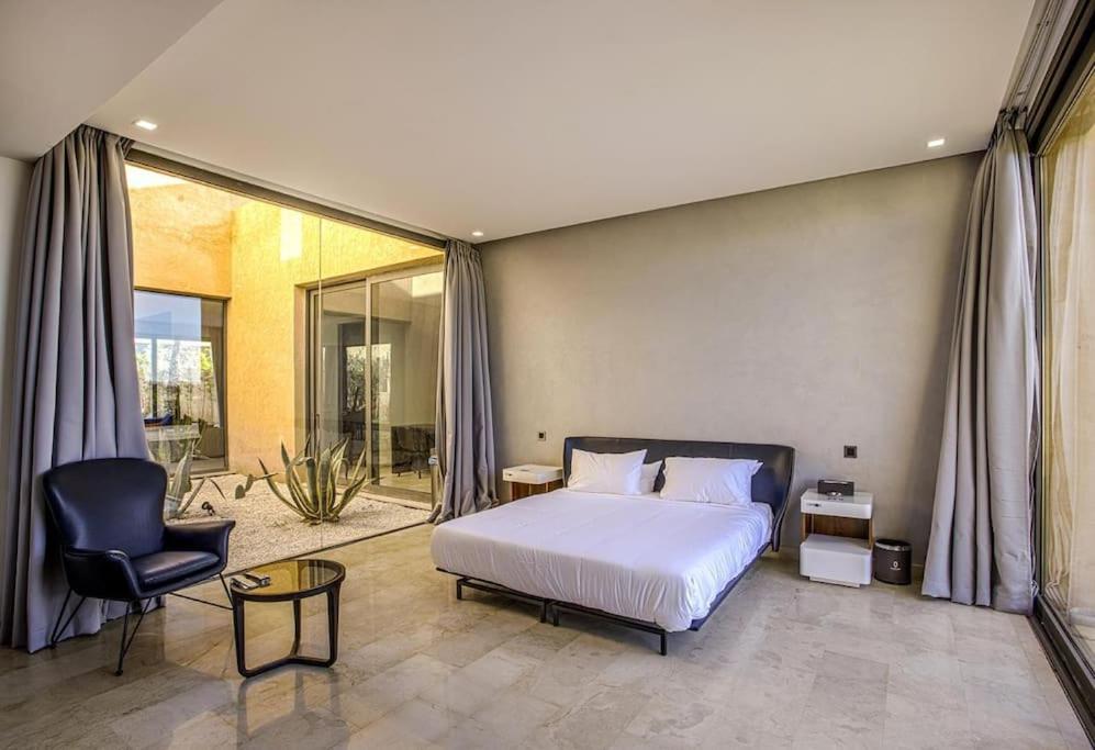 Ліжко або ліжка в номері Luxury Palm Villa