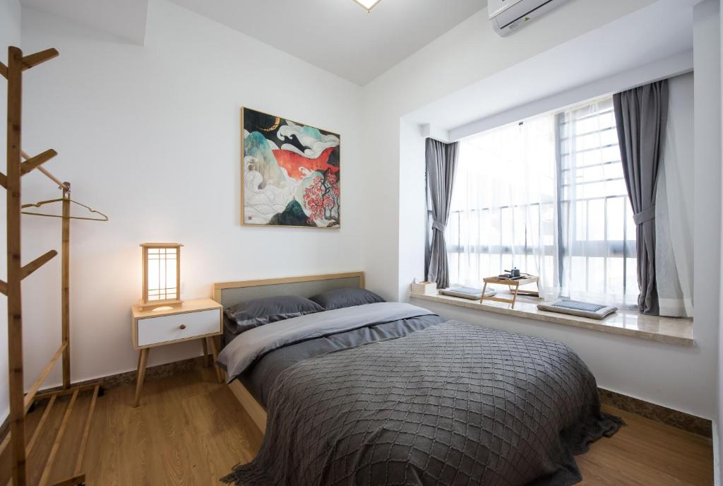 Postel nebo postele na pokoji v ubytování WESU Weisu Service Apartment - Shenzhen University Town Tanglang Metro Station Branch
