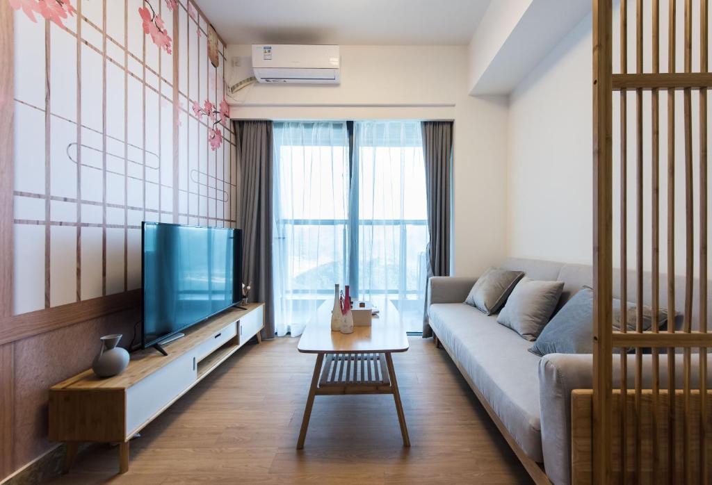 TV a/nebo společenská místnost v ubytování WESU Weisu Service Apartment - Shenzhen University Town Tanglang Metro Station Branch