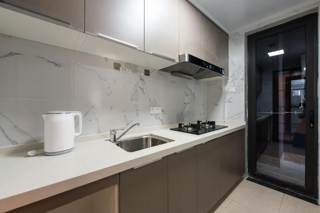 Kuchyň nebo kuchyňský kout v ubytování WESU Weisu Service Apartment - Shenzhen University Town Tanglang Metro Station Branch