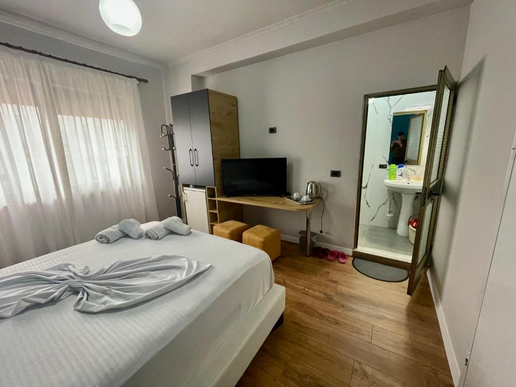 Central room private entry and bathroom - Imazhi 9