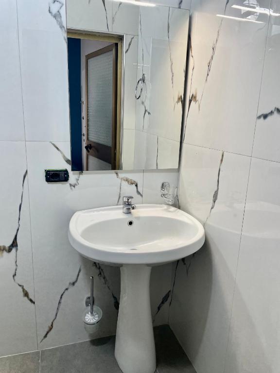 Central room private entry and bathroom - Imazhi 10