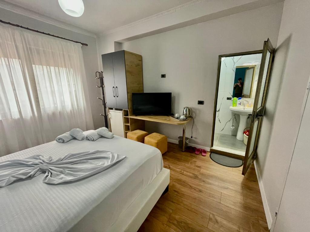 Central room private entry and bathroom - Imazhi 12