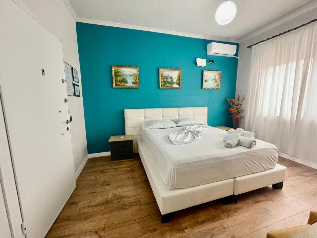 Central room private entry and bathroom - Imazhi 2