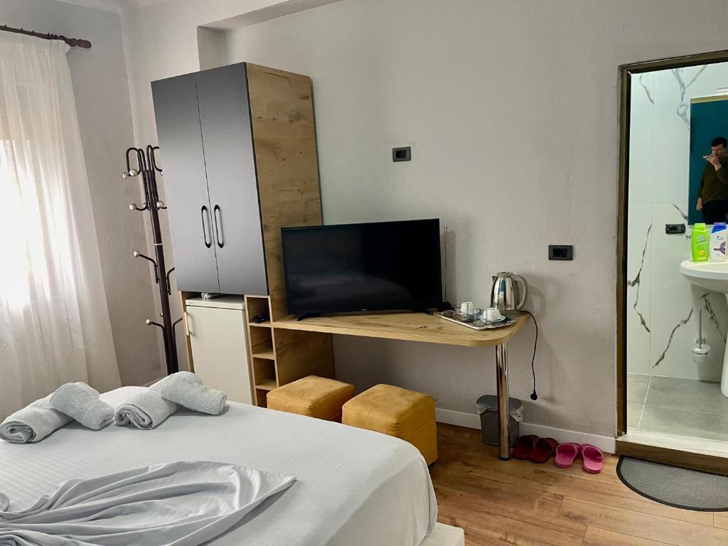 Central room private entry and bathroom - Imazhi 4