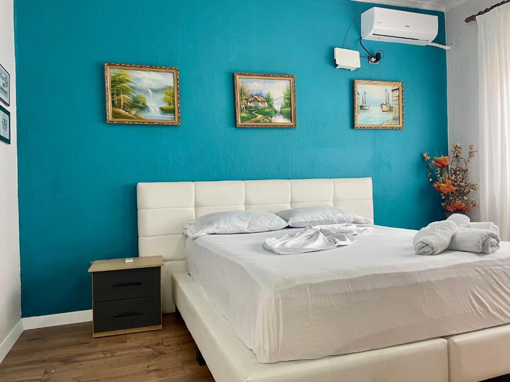 Central room private entry and bathroom - Imazhi 5