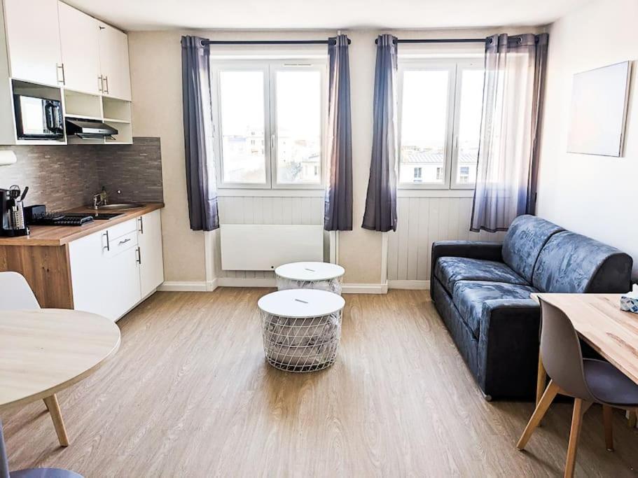 - un salon avec un canapé et une table dans l'établissement Studio Linois, à Brest
