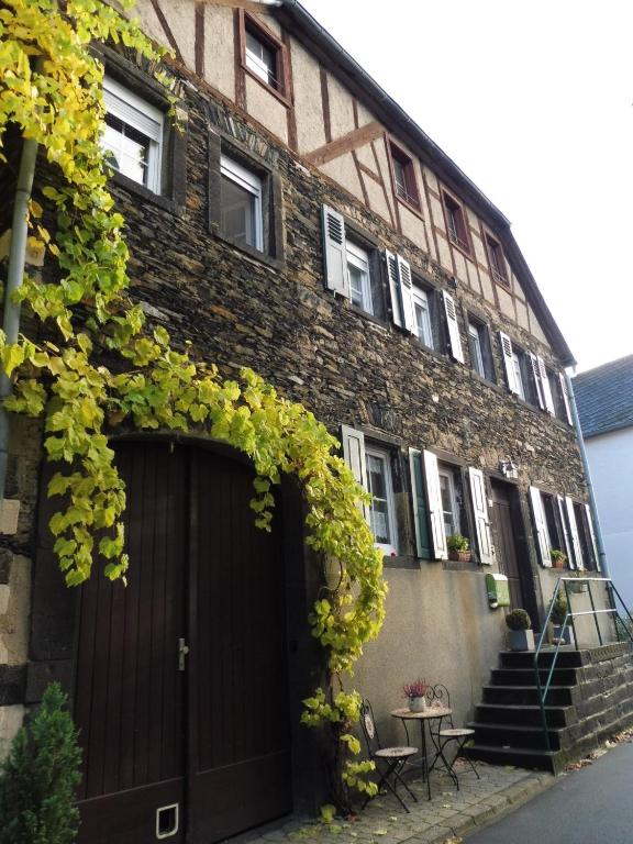a brick building with a brown garage at Ferienwohnung Anno1880 in Leutesdorf