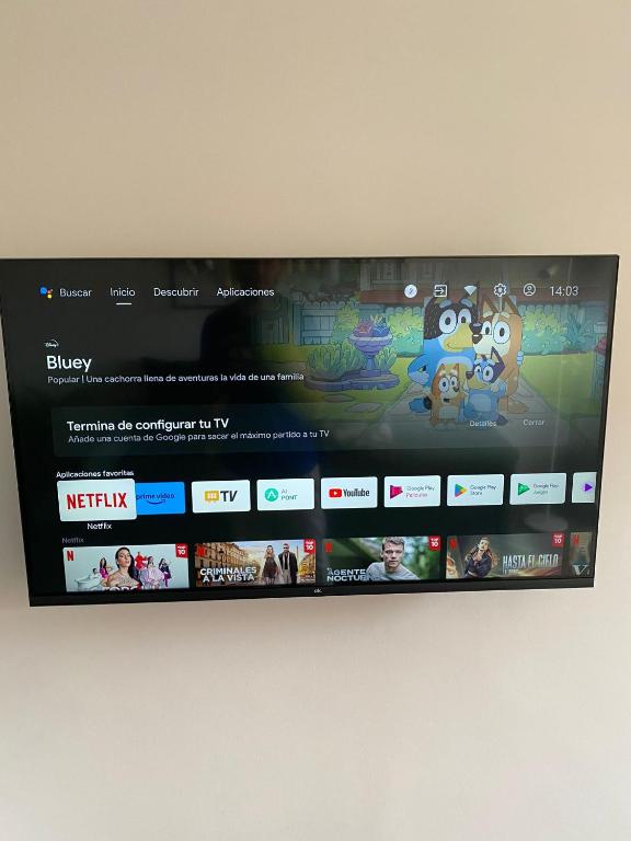 Televízia a/alebo spoločenská miestnosť v ubytovaní Apt céntrico con vistas y piscinas