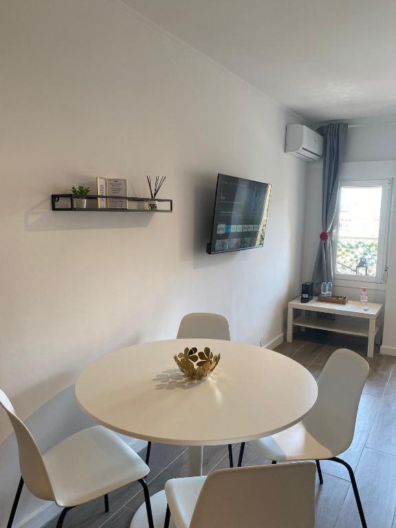 Televízia a/alebo spoločenská miestnosť v ubytovaní Apt céntrico con vistas y piscinas