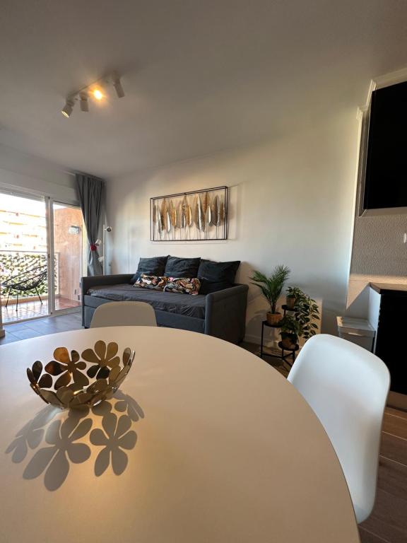Posedenie v ubytovaní Apt céntrico con vistas y piscinas
