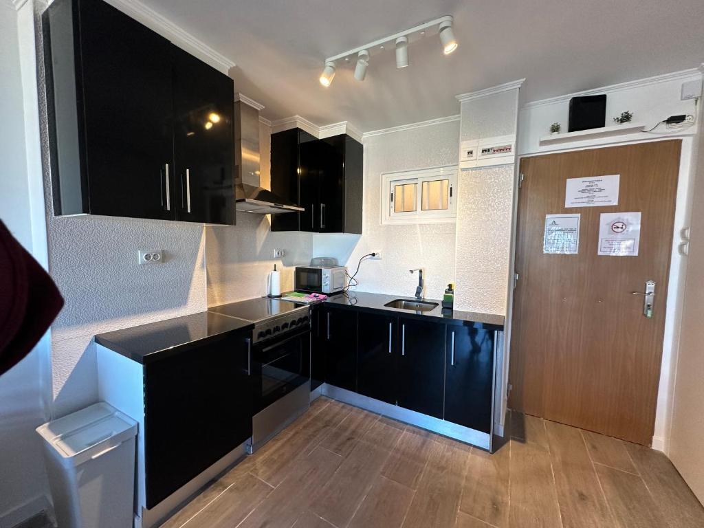 Kuchyňa alebo kuchynka v ubytovaní Apt céntrico con vistas y piscinas