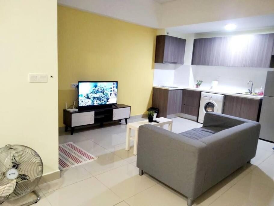 - un salon avec un canapé et une télévision dans l'établissement HB2103- Cyberjaya- WiFi- Netflix-Parking, 3046, à Cyberjaya
