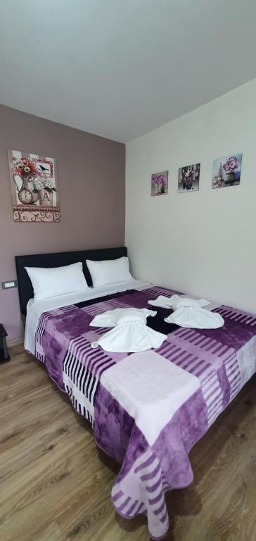 A bed or beds in a room at Chris rooms