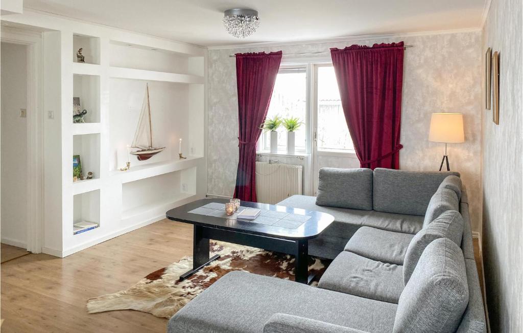 Gorgeous Apartment In Sommen With Wifi في Sommen: غرفة معيشة مع أريكة وطاولة