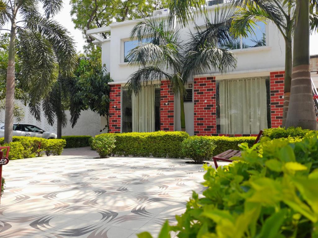 Begusarai的住宿－Ashoka Resort & Banquets，前面有棕榈树的房子