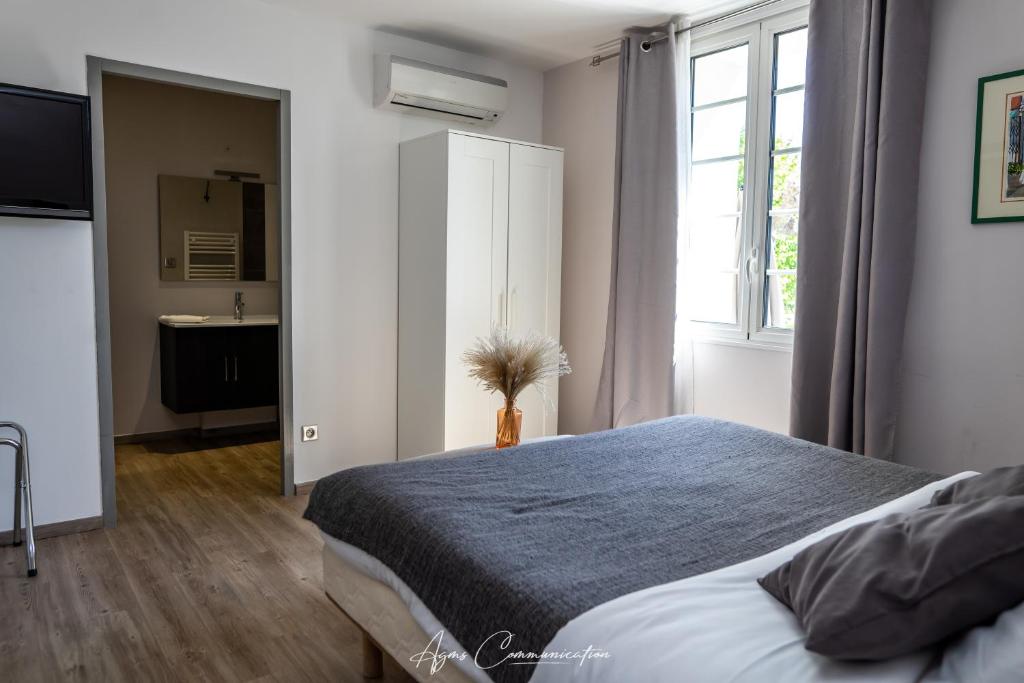 Postel nebo postele na pokoji v ubytování Logis du Champ De Mars