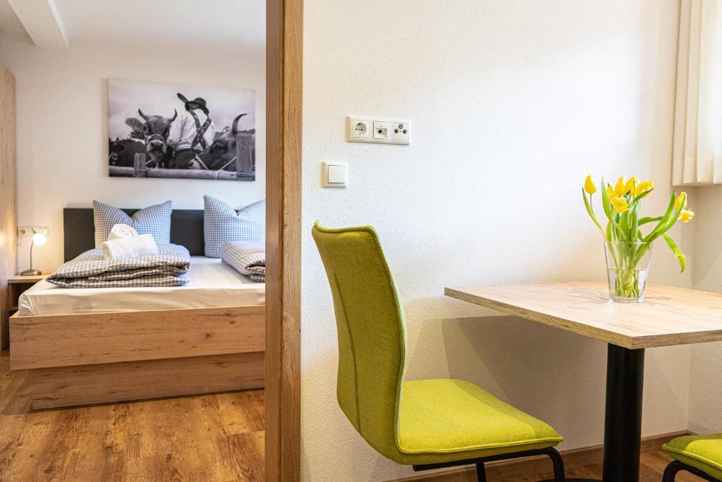 Cette chambre comprend un lit, une table et une chaise. dans l'établissement Wetterstein, à Oberstaufen